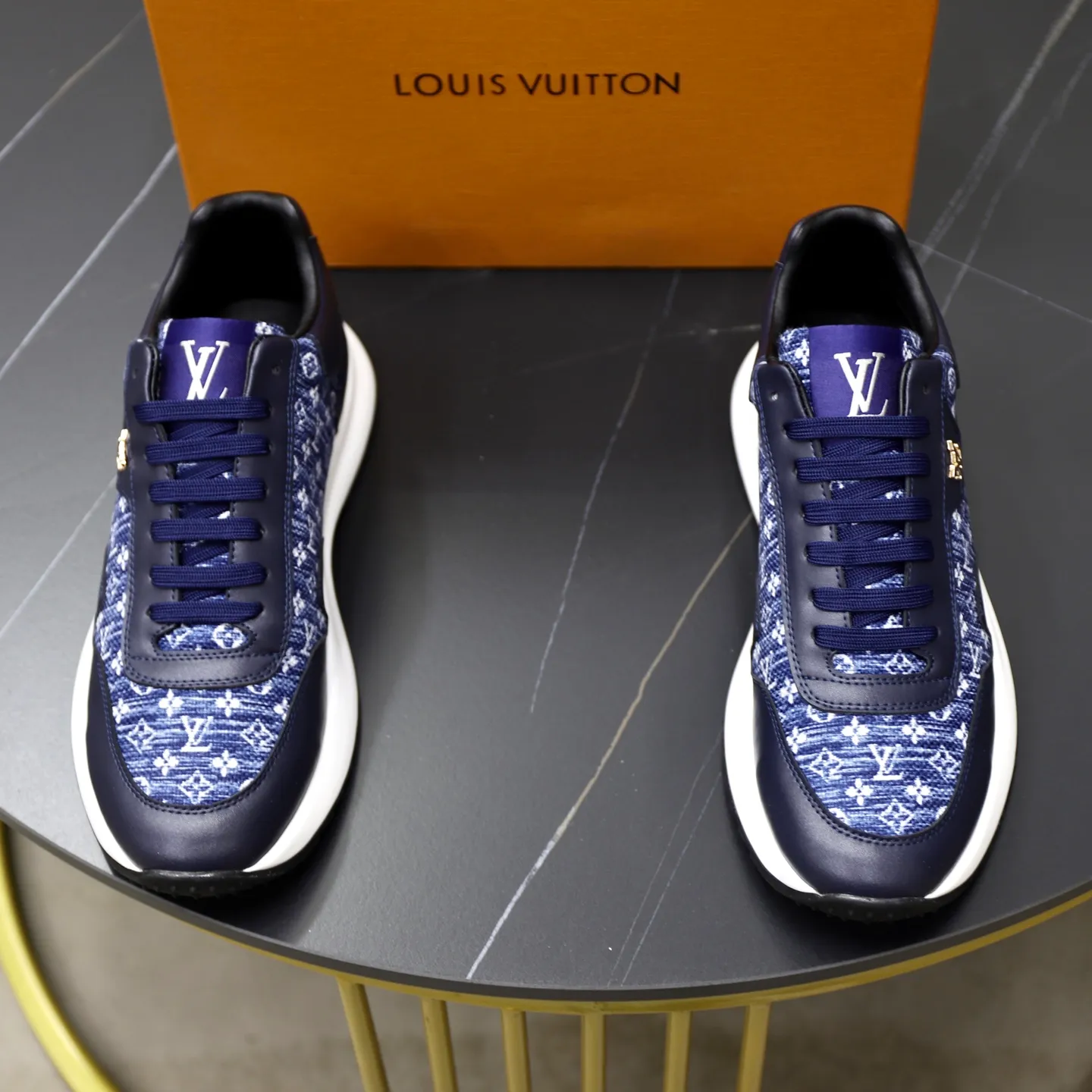 Ex-factory price: 462💰🙅‍♂️🙅‍♂️🙅‍♂️ Brand: LV Louis Vuitton Standard code: 38-44 (45 customized) Grade: Same as the official website Material: Original cowhide stitching brand cloth Comfortable and breathable lining Lightweight and wear-resistant sports outsole Style category: Men's fashion casual shoes Running sneakers Distinguished luxury brand elements Top luxury Color: actual picture color